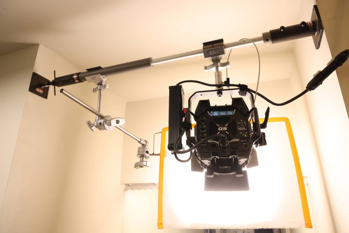 Matthews presenta el riel de agarre multipropósito Grip Rail - Camera ...