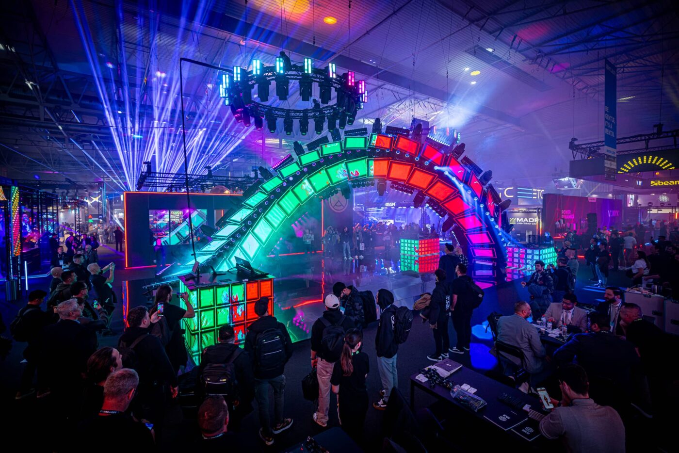 Asistentes recorren ISE 2026 en el día 1 de la Feria. 