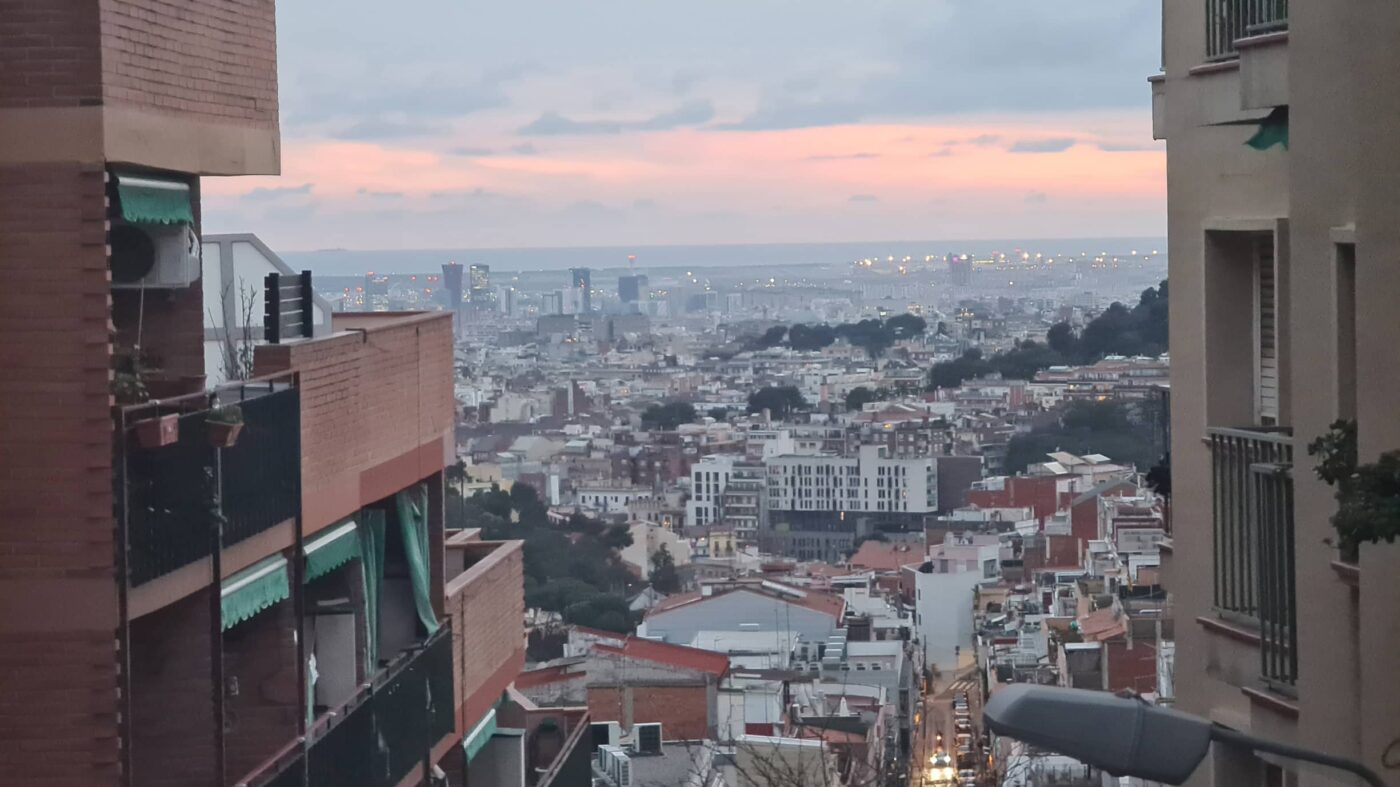 A través del Carmel 20.26 propone una travesía cinematográfica, urbana y humana por el barrio del Carmel de Barcelona.