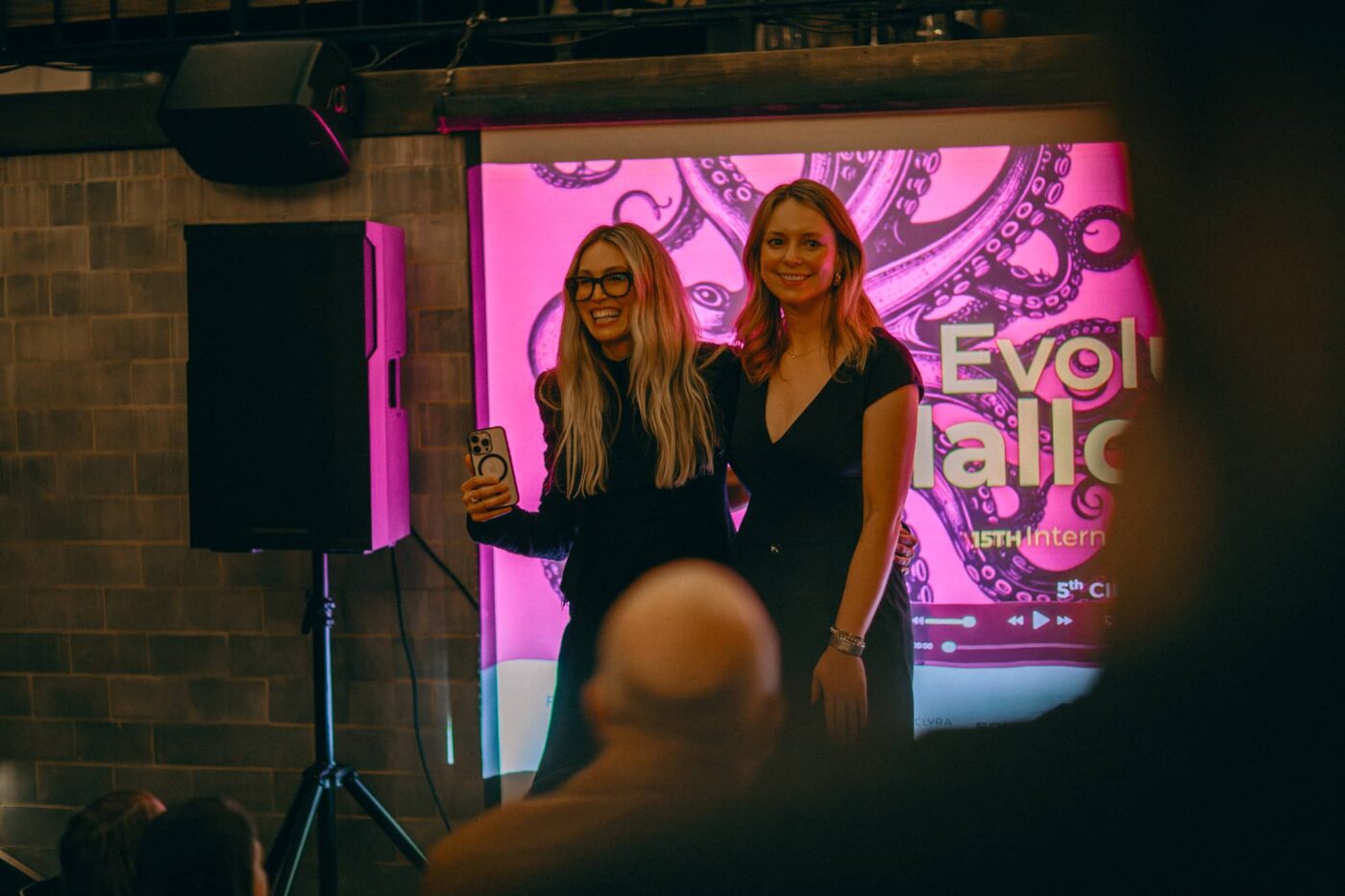 Sarah Carter, fundadora de Petit Salons con Sandra Lipski