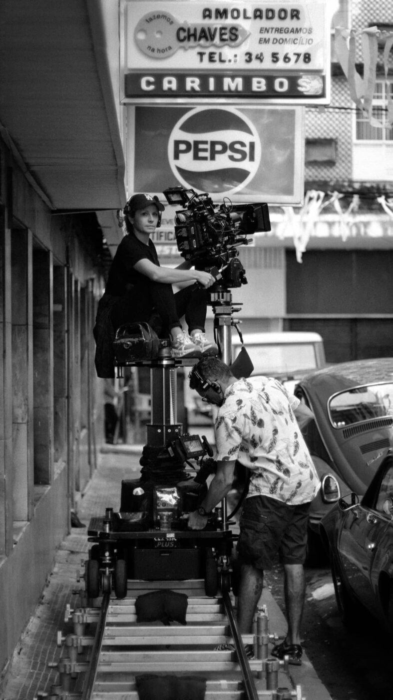 La directora de fotografía Evgenia Alexandrova operando la cámara.