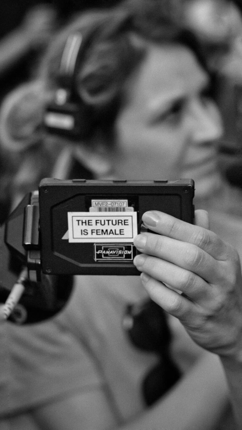 La DoP Evgenia Alexandrova, operando la cámara en el rodaje de 'El Agente Secreto'. Foto: Ligia Tiemi Sumi.