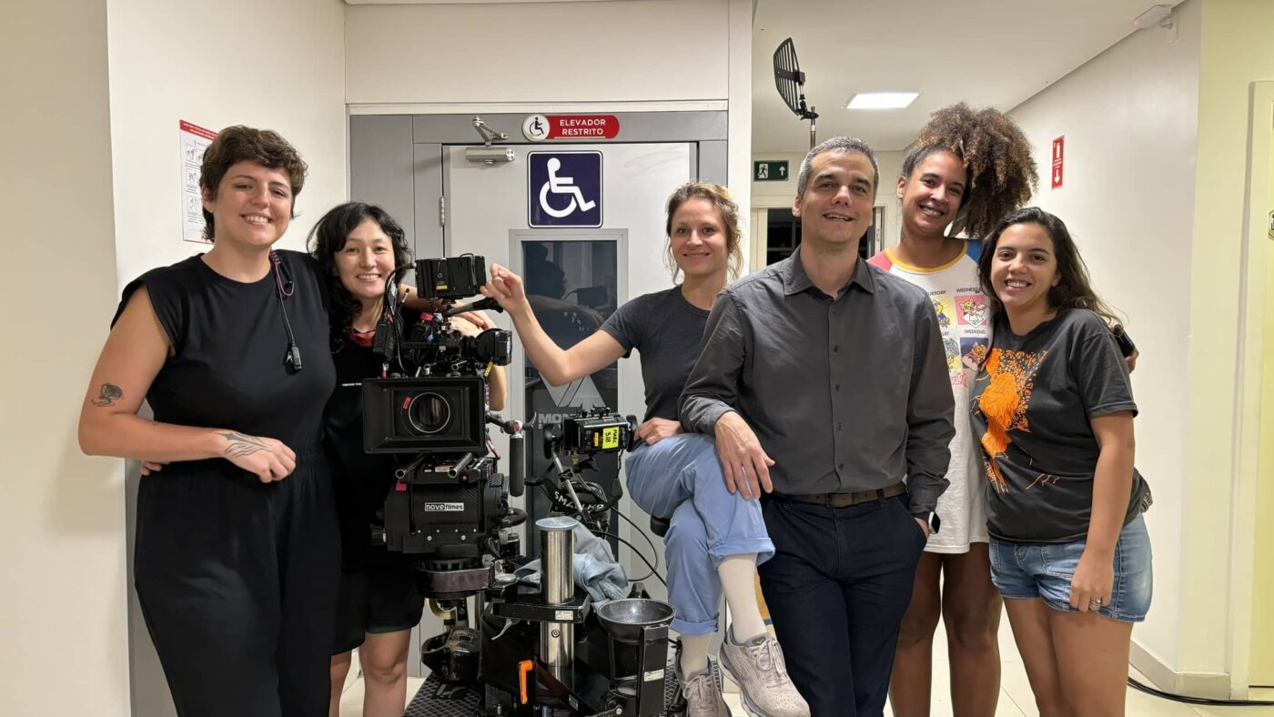 Foto de rodaje con parte del equipo de la DOP Evgenia Alexandrova, ella misma y el actor Wagner Moura.