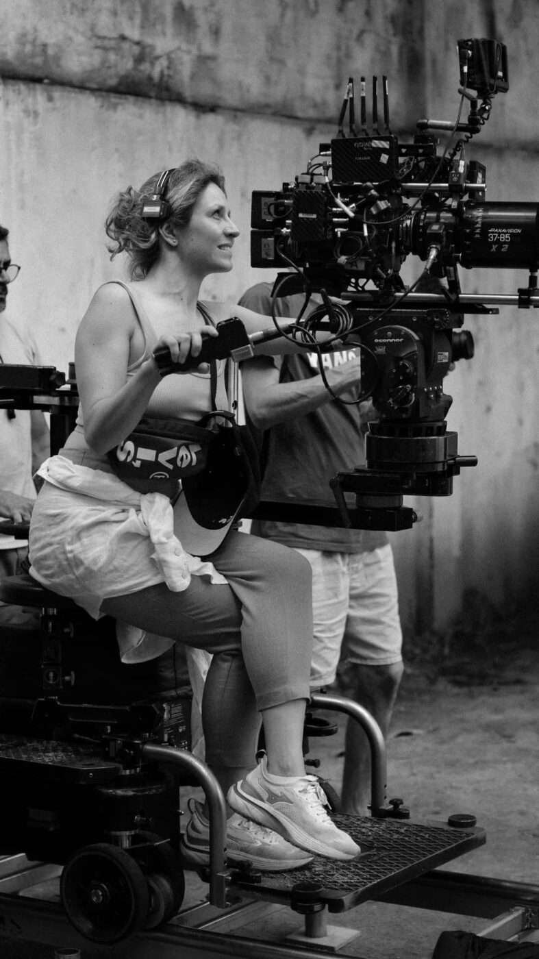 La directora de fotografía Evgenia Alexandrova operando la cámara.