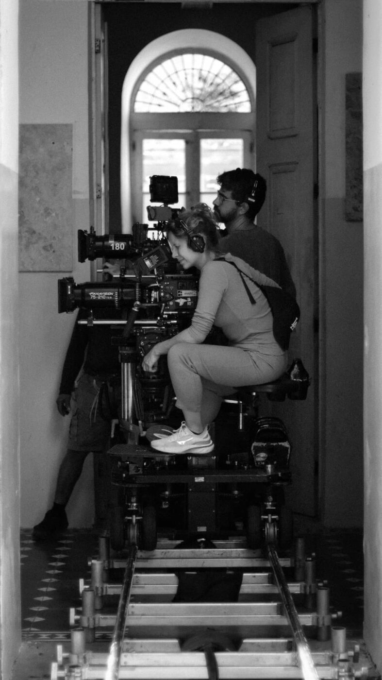 La DoP Evgenia Alexandrova, operando la cámara en el rodaje de 'El Agente Secreto'.