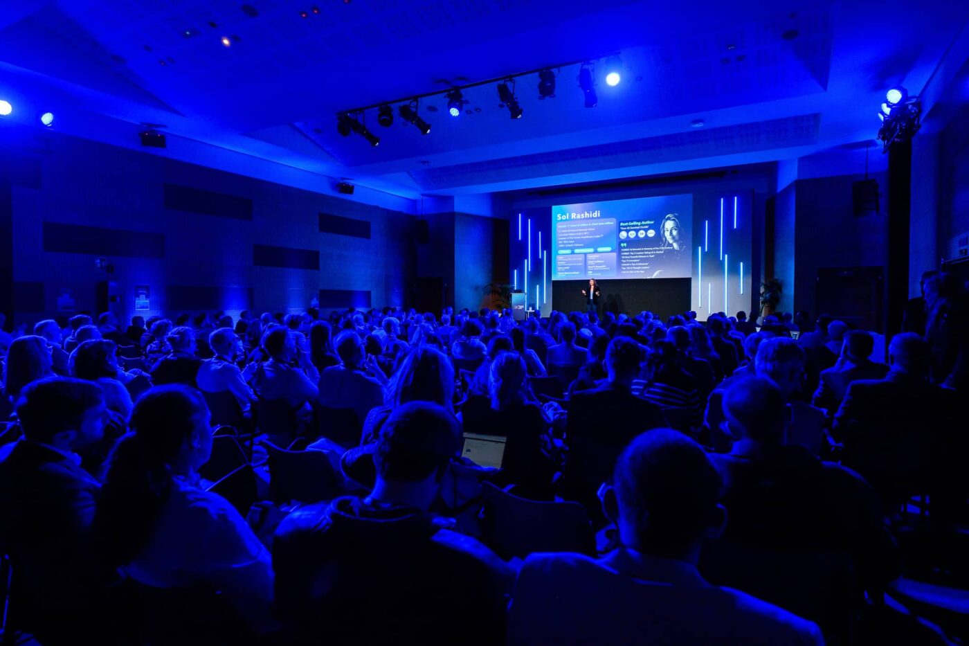 Sol Rashidi dio una conferencia sobre IA en . 