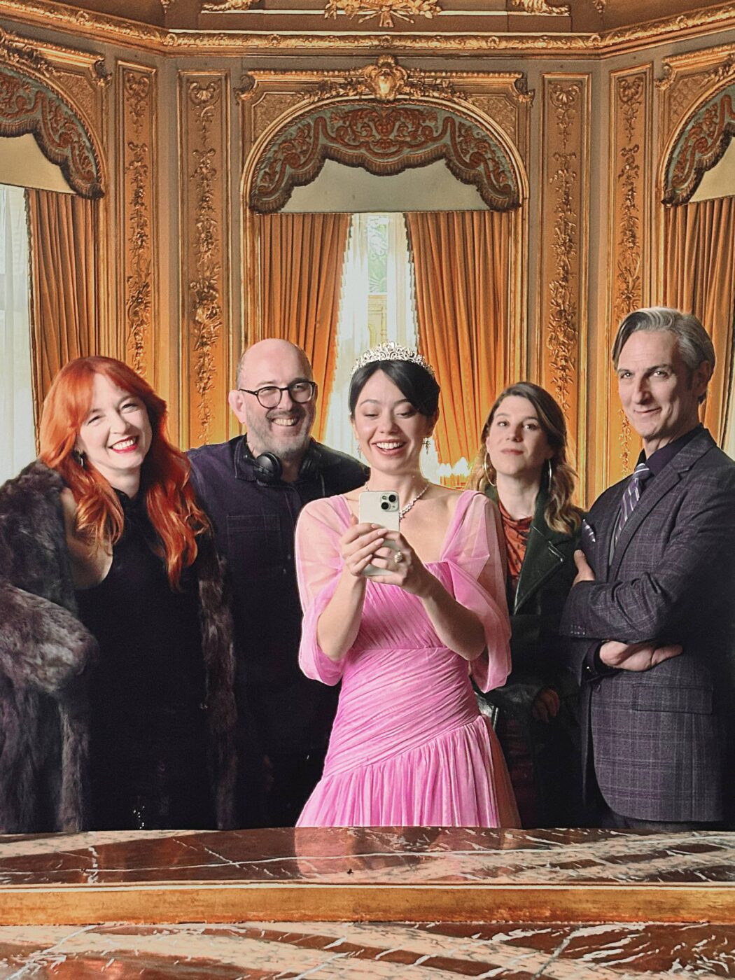 El elenco de 'Su Majestad', junto al director Borja Cobeaga.