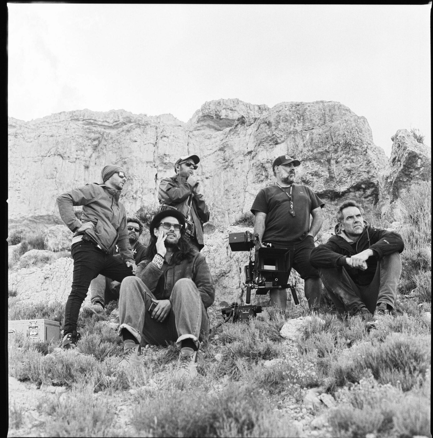 Foto de rodaje de Quim Vives con Mauro Herce (derecha) y Oliver Laxe (izquierda) y parte del equipo de 'Sirât'.