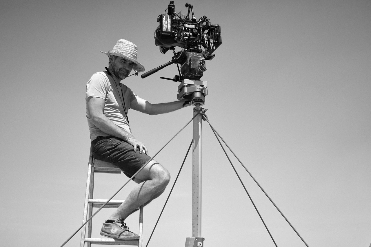 El director de fotografía Mauro Herce operando la cámara en las alturas en una foto de rodaje de Quim Vives.