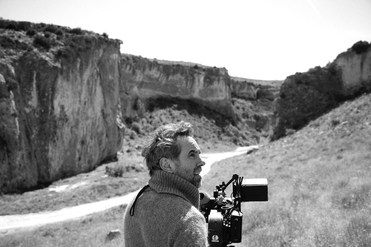 El director de fotografía Mauro Herce con su cámara Arriflex 416 captado por el fotógrafo Quim Vives.