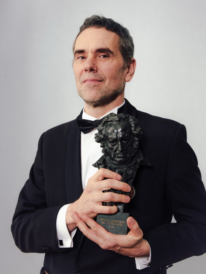 <p>‘Los domingos’ es elegida como mejor película por los académicos y su directora, Alauda Ruiz de Azúa, gana los Goyas a Mejor Dirección y Mejor Guion. </p>
<p>‘Sirat’, de Oliver Laxe, vuelve a destacar en los Premios Técnicos con seis estatuillas.</p>
