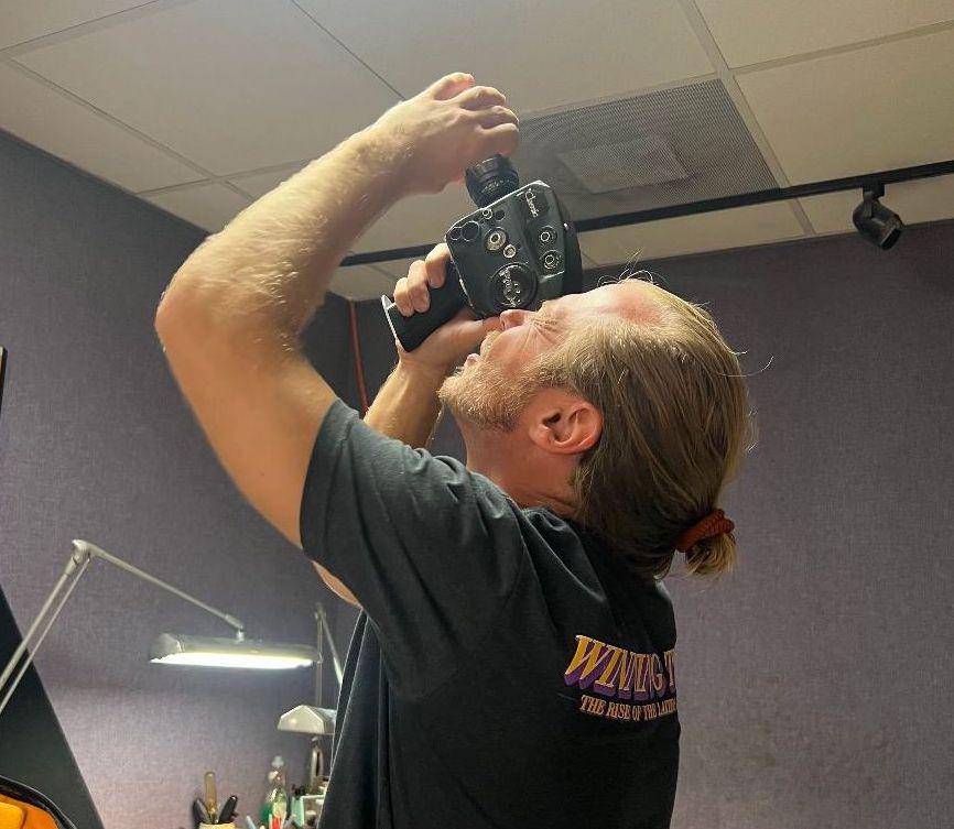 Justin Cameron (SOC), probando la Pro8mm Classic Pro Camera.