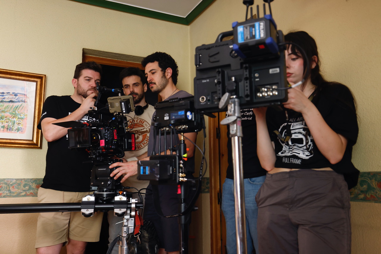 El DoP Jaime Marso y el resto del equipo junto a la Canon Cinema EOS C400.