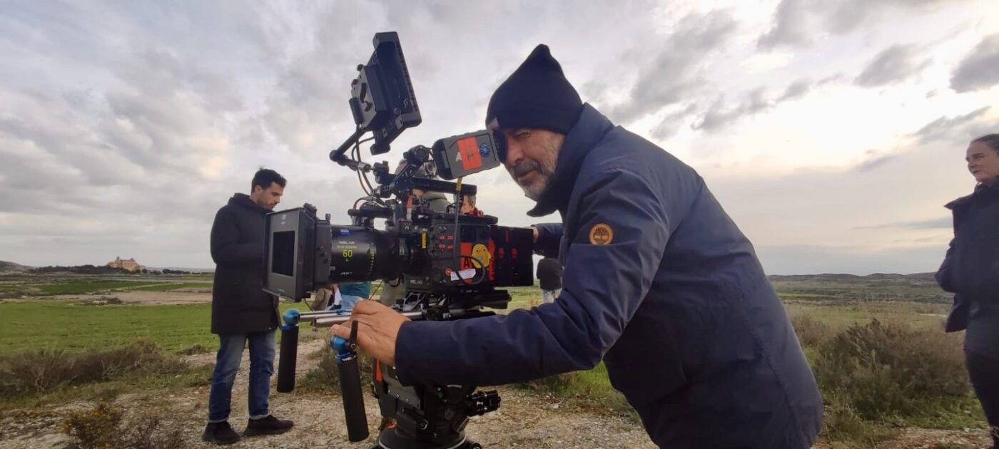 Javier Salmones AEC en el rodaje de Caminando con el diablo con la cámara ARRI Alexa 35 vestida con las ópticas Master Anamorphic.
