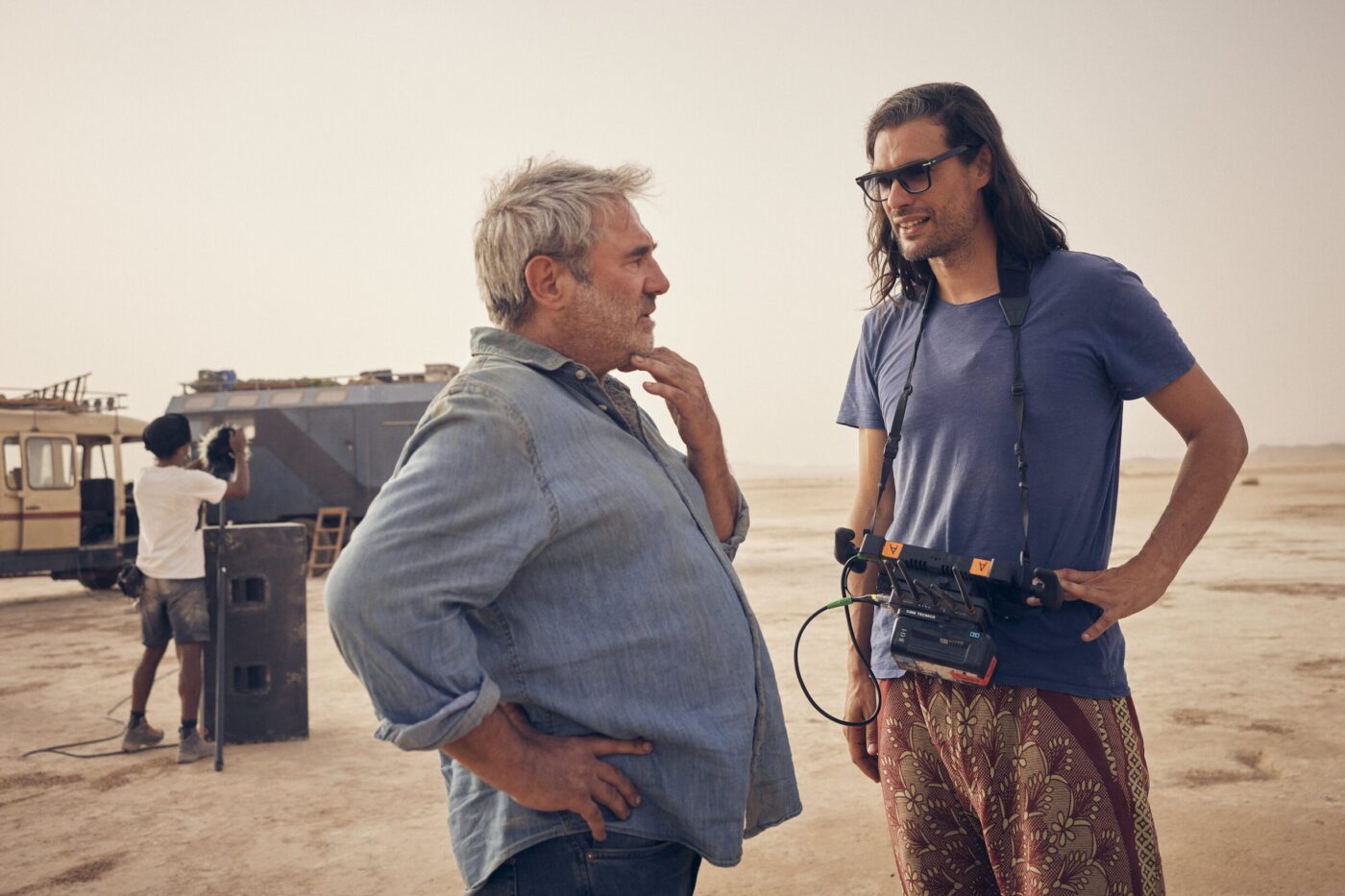 Sergi López y Oliver Laxe en uno de los sets de 'Sirât'. 