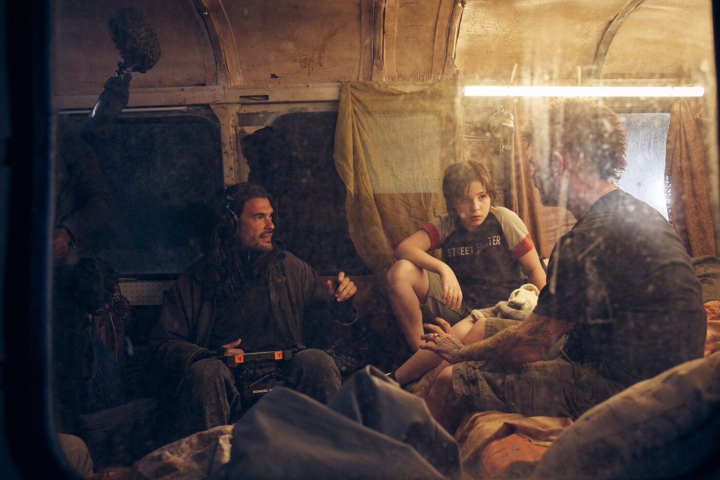 Oliver Laxe junto a los actores en uno de los sets de 'Sirât'. En los interiores el DoP Mauro Herce optó por iluminar las escenas con fuentes LED. 