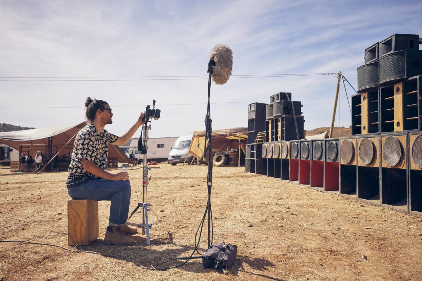 En la película conviven la tradición, con el propio 'Sirât' del Corán, y la modernidad, con las raves y el techno, que confluyen en el diseño de sonido. El tempo de la rave se plantea como algo religioso, subrayado a través del tótem del altavoz del inicio de la película, una caja negra que remite a la Meca. Foto de Quim Vives con Oliver Laxe frente a las torres de altavoces.