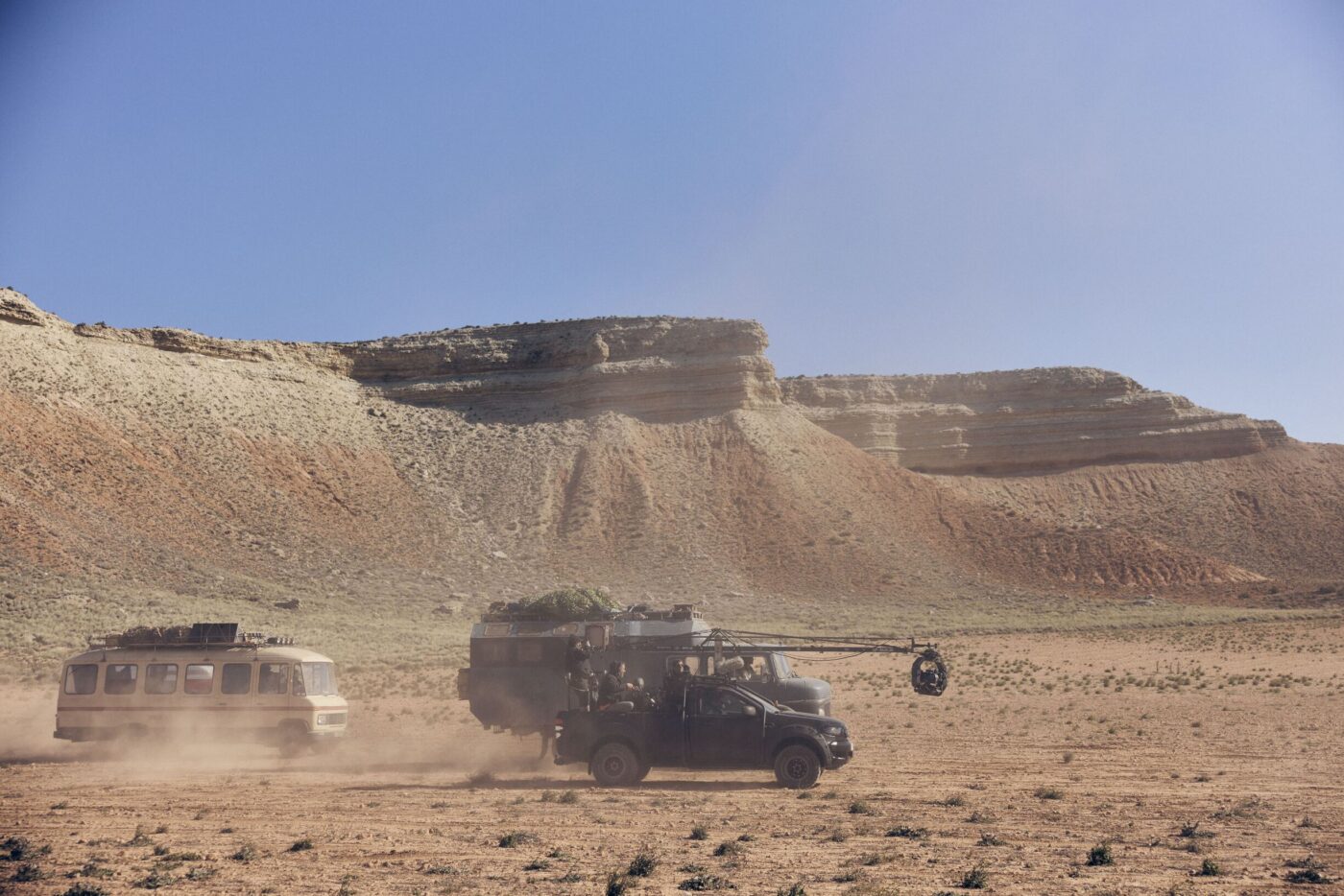 Foto de Quim Vives de una toma de seguimiento de los vehículos por el desierto, donde vemos la cámara en el cabezal de un brazo articulado GF-Multi Jib.