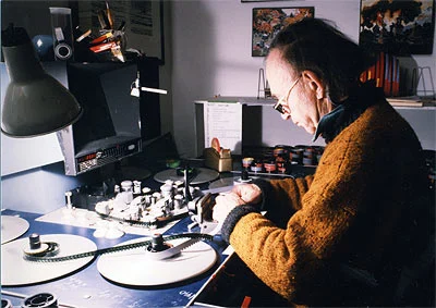 Imagen de Frederick Wiseman trabajando en la sala de montaje.