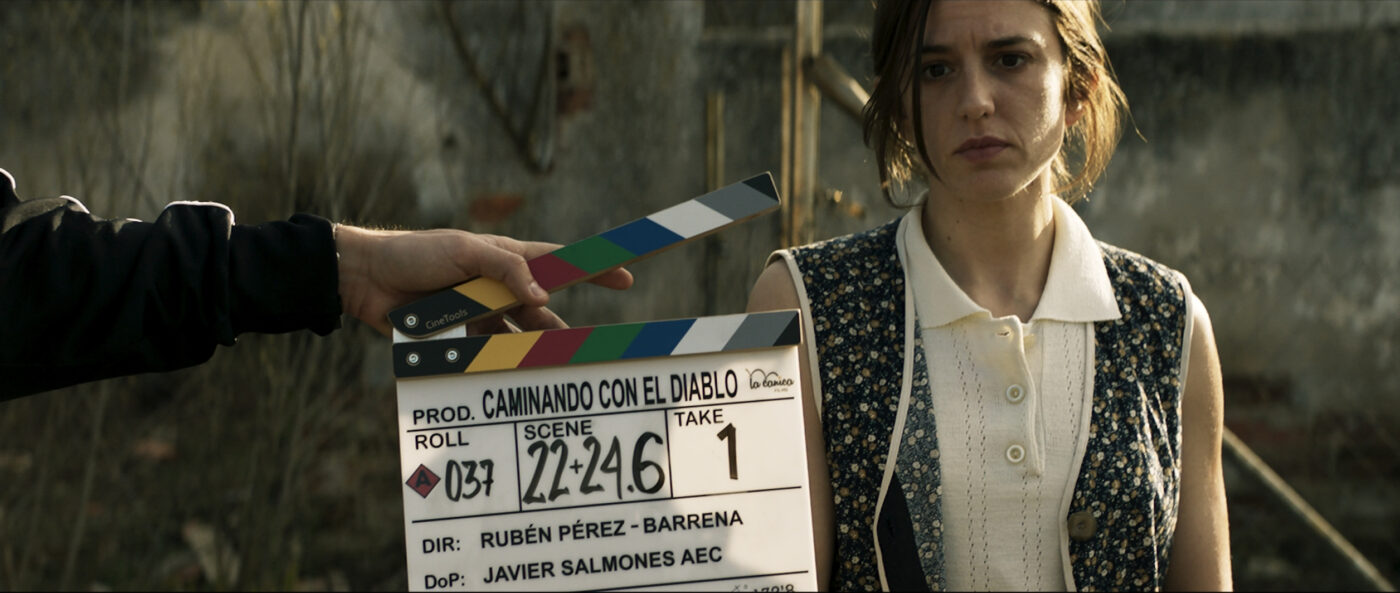 Claqueta de rodaje de 'Caminando con el diablo', con la actriz Marina Salas