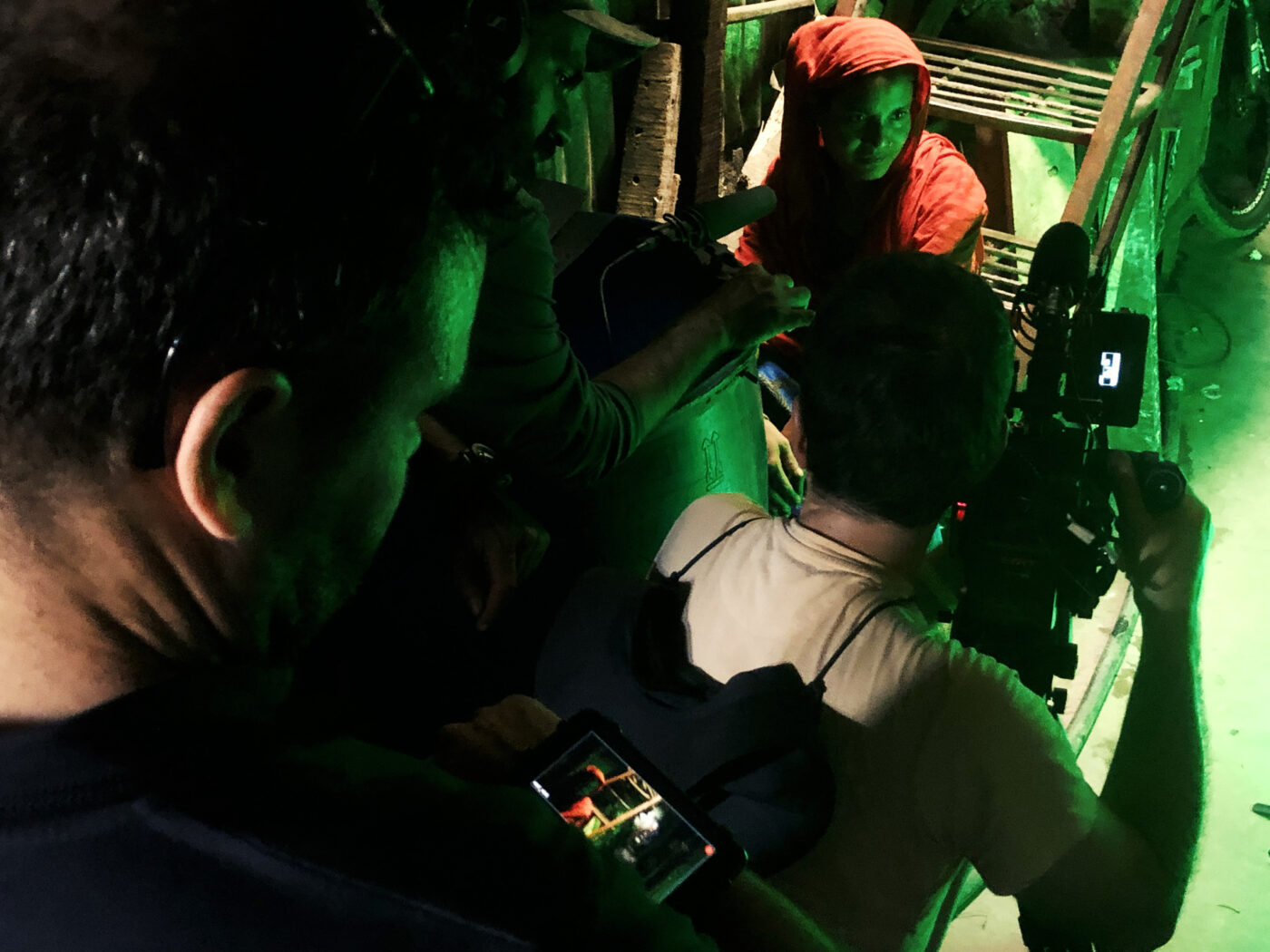 Jokin Pascual operando la cámara en medio de un entorno urbano.