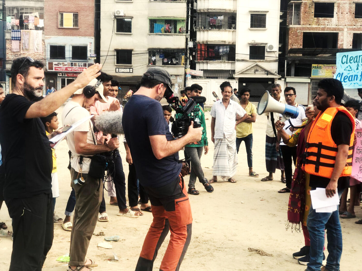 Foto fija del rodaje, en medio de la ciudad de Daca.