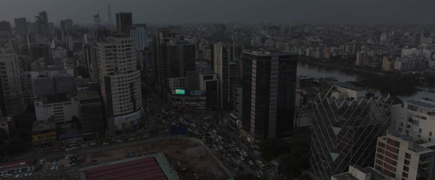 Fotogramas de 'Black water'. La ciudad de Daca es parte del retrato "posapocalíptico" que se hace en este documental.