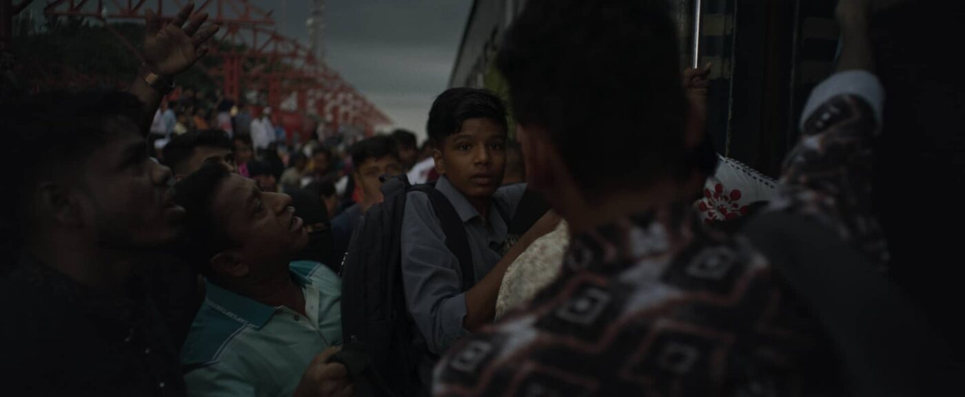 Fotogramas de 'Black water'. El viaje del campo a Daca marca un cambio en la historia.