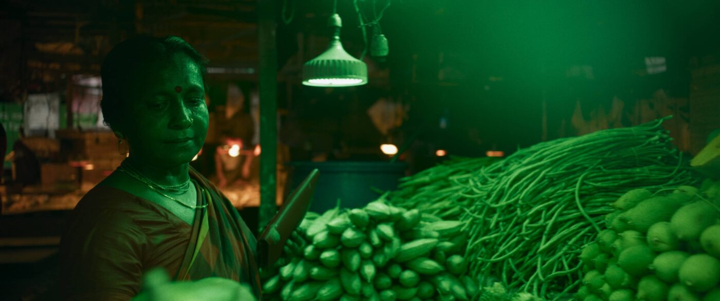 Fotograma de 'Black water'. El DOP Join Pascual decidió reproducir la luz verdosa del mercado en otros entornos.