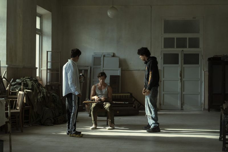 Los Javis y Guitarrica de la Fuente en el set de 'La bola negra', a competición en el festival de Cannes 2026.